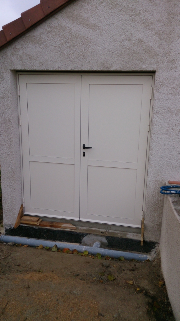 Exemple-porte-de-service-2-vantaux-aluminium-ouverture-extérieure-579x1030 Portes de garage Etienne Bouclet