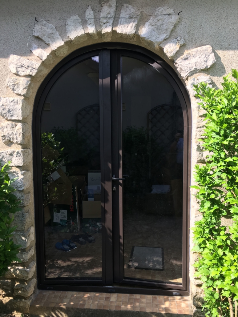 bouclet_12-fenêtres-aluminium_15-portes-entrée-aluminium-cintré-scaled-e1593504266562-773x1030 Portes d'entrées Etienne Bouclet
